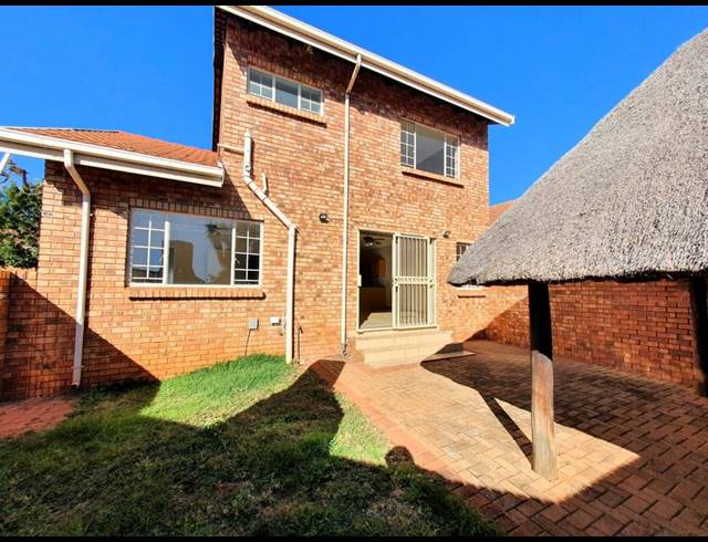 3 BEDROOM TOWNHOUSE FOR SALE IN MAGALIESKRUIN